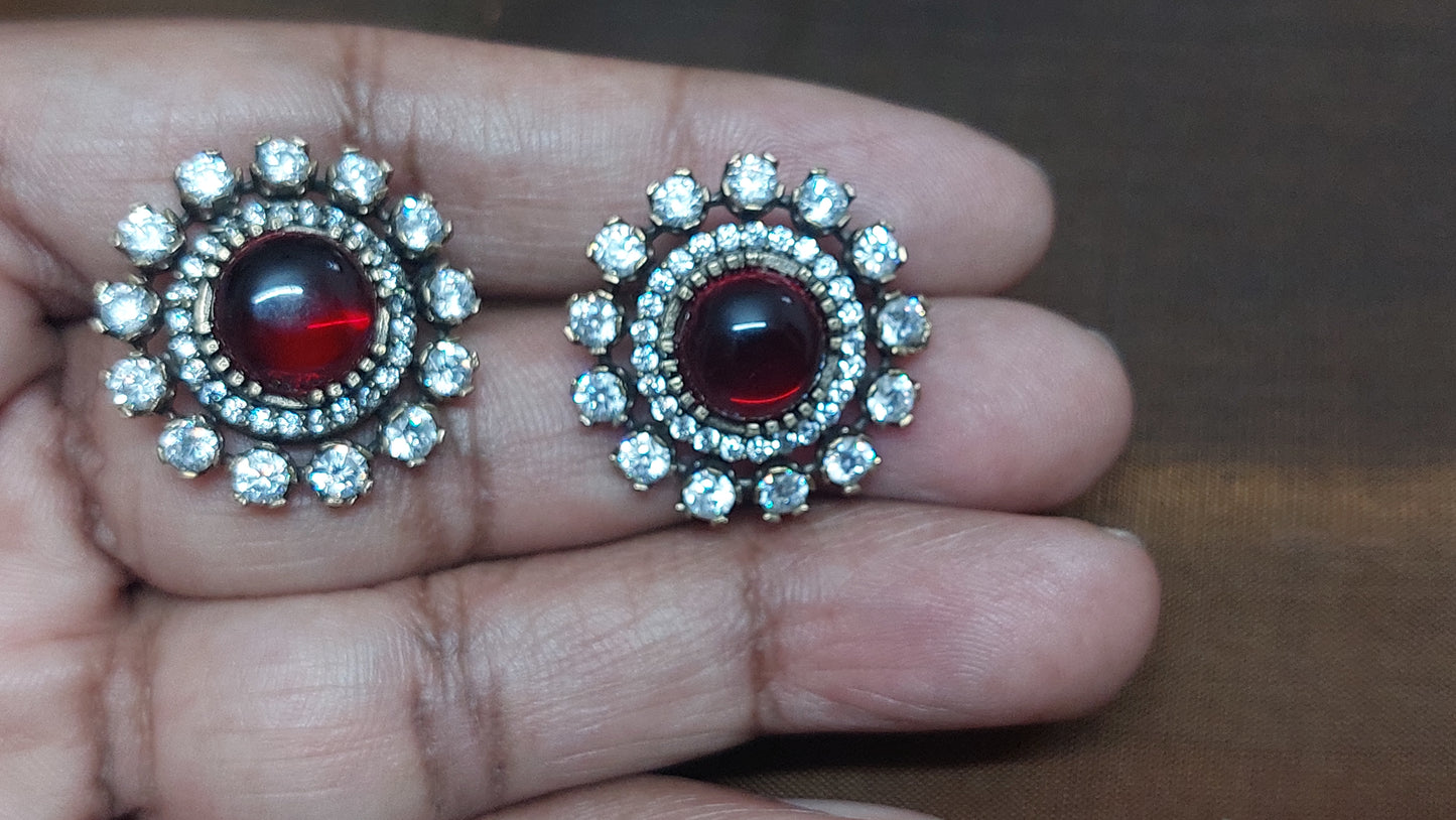Round studs in Red and white stones