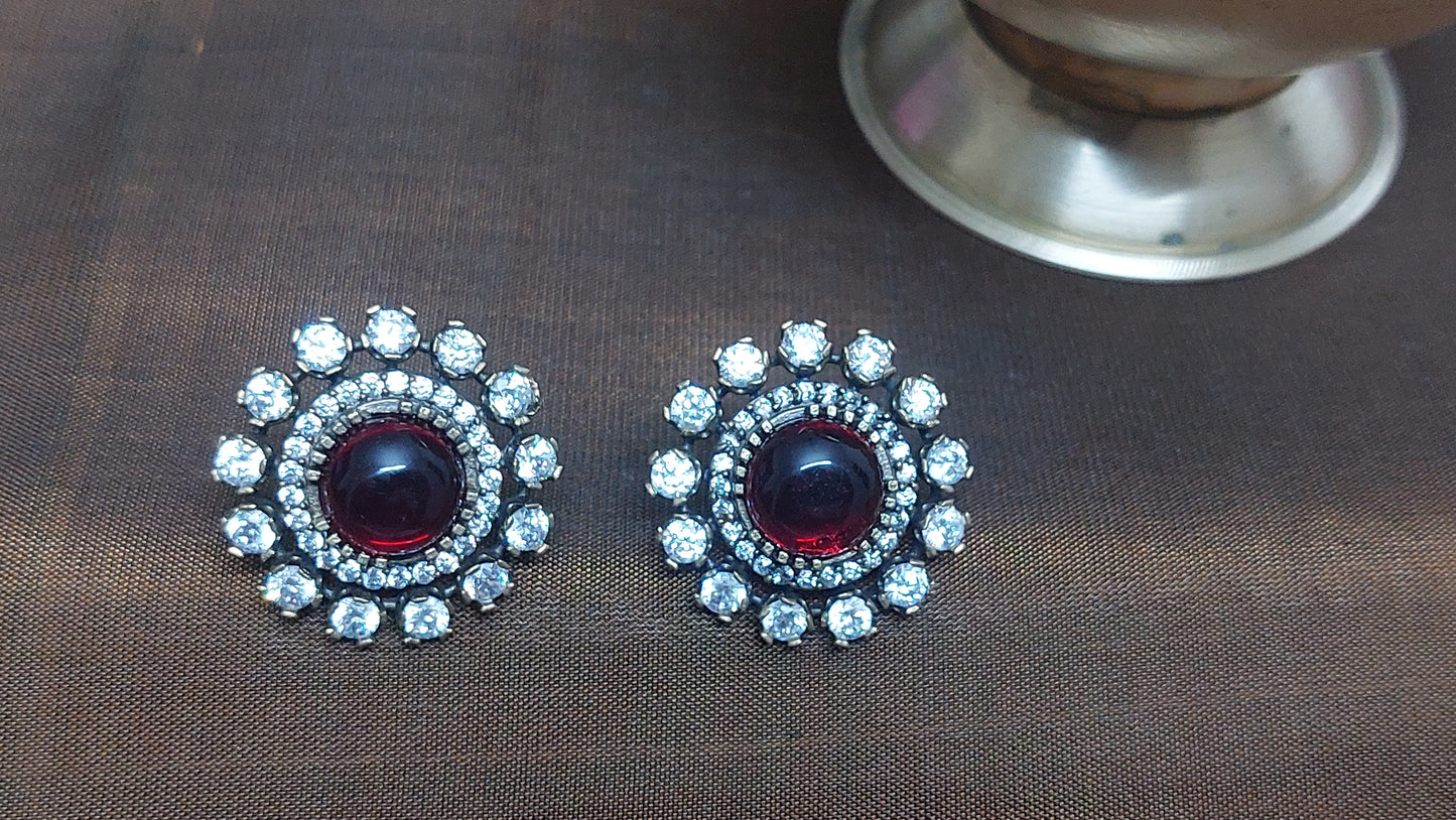 Round studs in Red and white stones