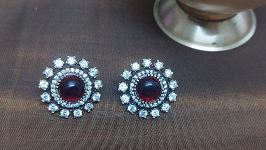 Round studs in Red and white stones