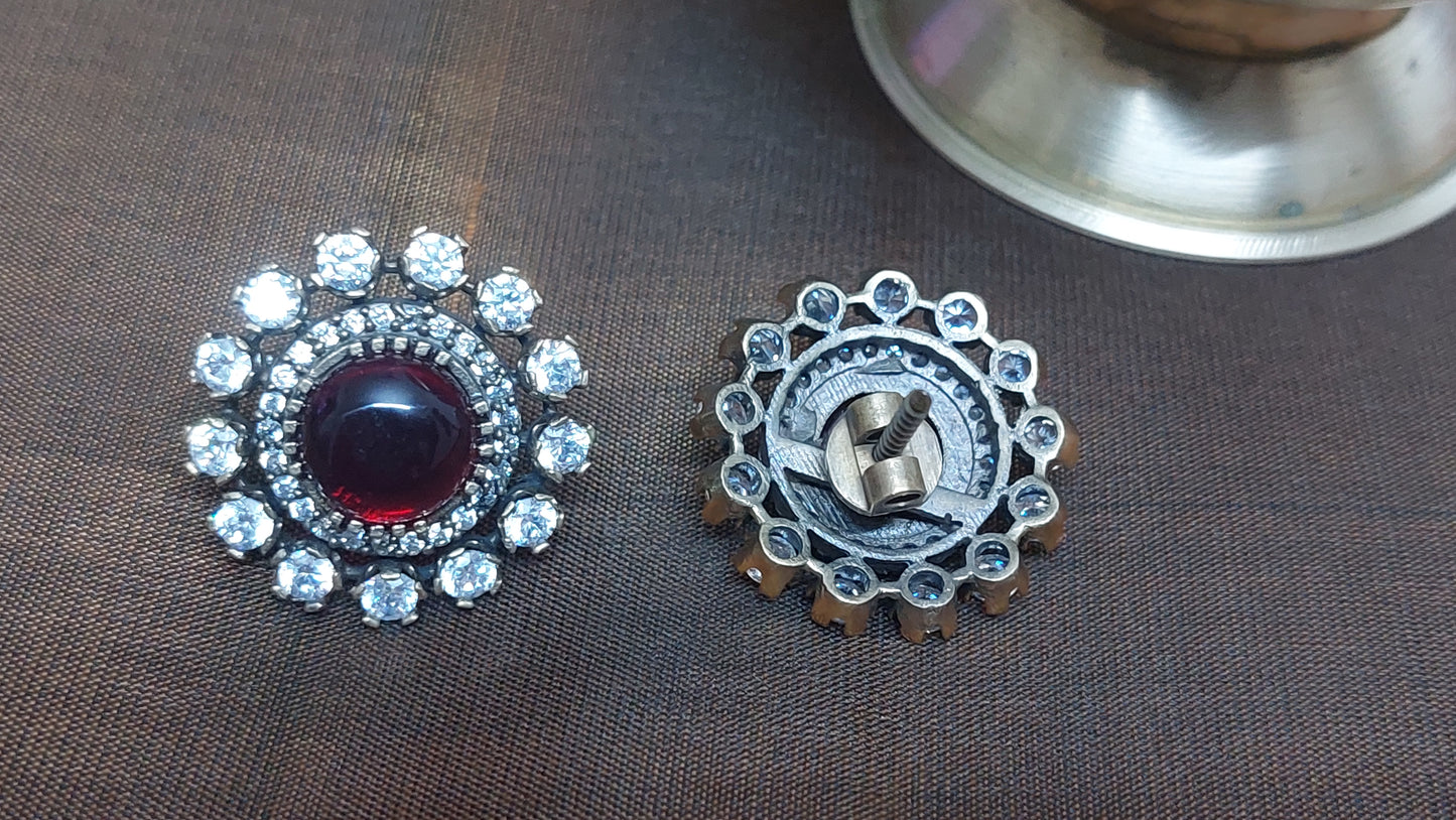 Round studs in Red and white stones